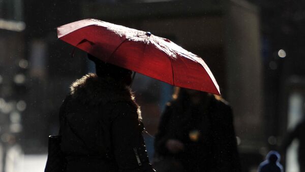 Женщина с зонтом во время дождя. Архивное фото - Sputnik Кыргызстан