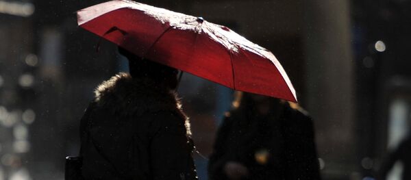 Женщина с зонтом во время дождя. Архивное фото Женщина с зонтом во время дождя. Архивное фото - Sputnik Кыргызстан
