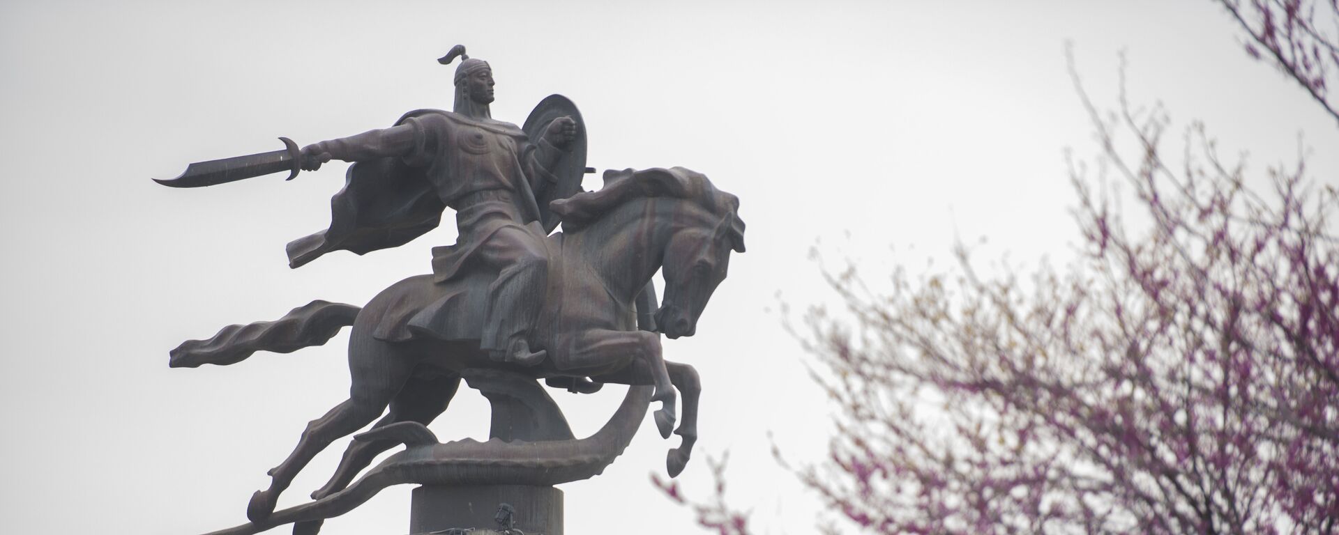 Памятник Манасу в Бишкеке. Архивное фото - Sputnik Кыргызстан, 1920, 26.02.2023