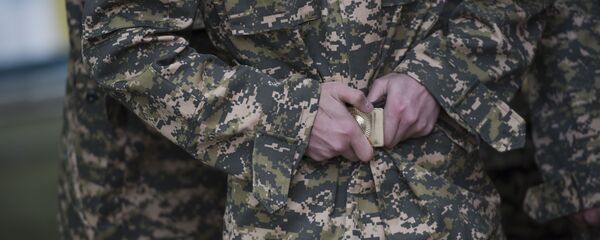 Новобранец подтягивает ремень. Архивное фото - Sputnik Кыргызстан