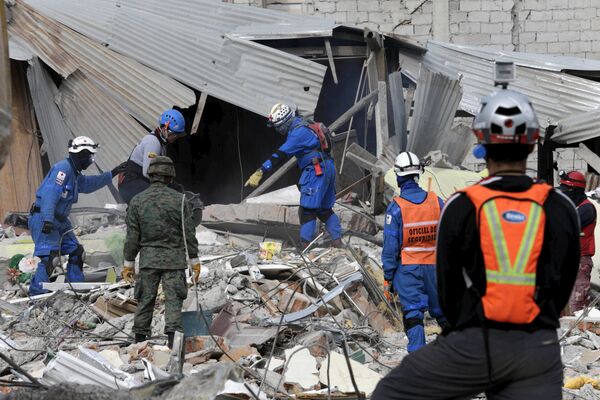 Спасатели на месте разрушенных домов от землетрясения в Эквадоре. Архивное фото - Sputnik Кыргызстан