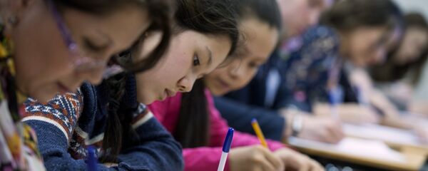 Участники ежегодной акции по проверке грамотности Тотальный диктант-2016. Архивное фото - Sputnik Кыргызстан