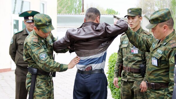 Учения по выявлению незаконного провоза оружия через границу пограничниками КР - Sputnik Кыргызстан