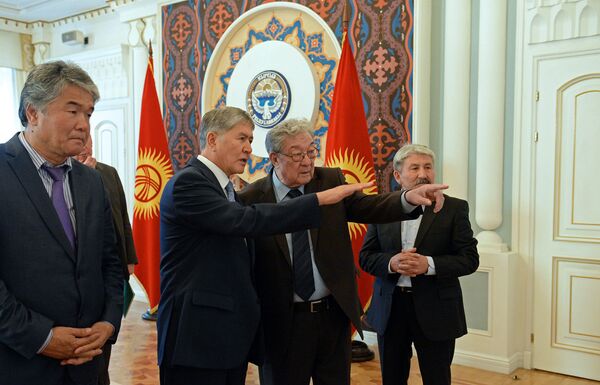 Президент Алмазбек Атамбаев во время встречи с авторами проекта Мемориала памяти погибших в ходе событий 1916 года - Sputnik Кыргызстан