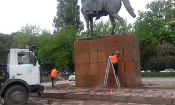 Сотрудники муниципального предприятия Тазалык моют столичные памятники - Sputnik Кыргызстан