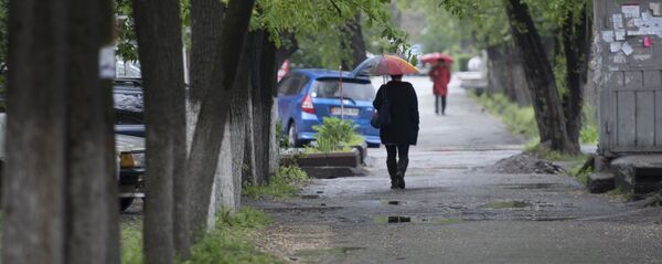 Кол чатыр кармаган аял. Архив - Sputnik Кыргызстан