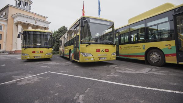 Новые автобусы подаренные Китаем у здания мэрии города Бишкек - Sputnik Кыргызстан
