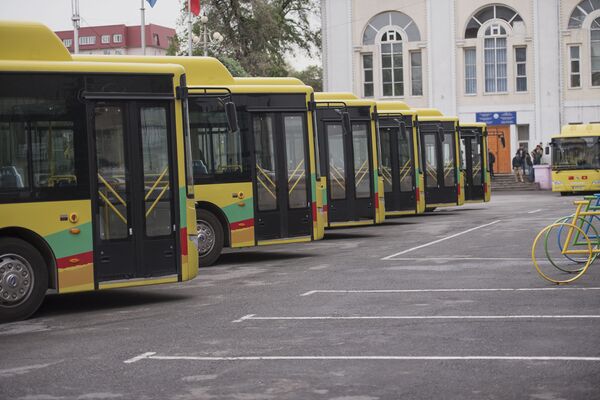10 единиц транспорта были подарены администрацией города Урумчи в рамках программы сотрудничества и развития дружественных связей - Sputnik Кыргызстан