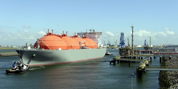 Корабль, транспортирующий природный газ в порту Ротердама, Нидерланды. Архивное фото - Sputnik Кыргызстан