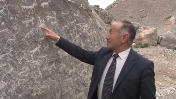В Баткене нашли рисунки на камнях возможно сделанные 4 тысячи лет наз - Sputnik Кыргызстан