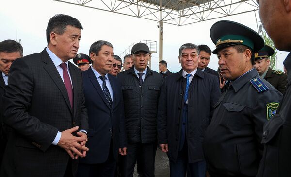 Премьер-министр Сооронбай Жээнбеков кыргыз-казак чек арасындагы Актилек көзөмөл пунктунда - Sputnik Кыргызстан