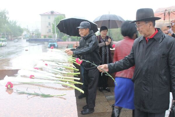 Члены Коммунистической партии Кыргызстана возложили цветов к памятнику Ленину на главной площади Оша. - Sputnik Кыргызстан