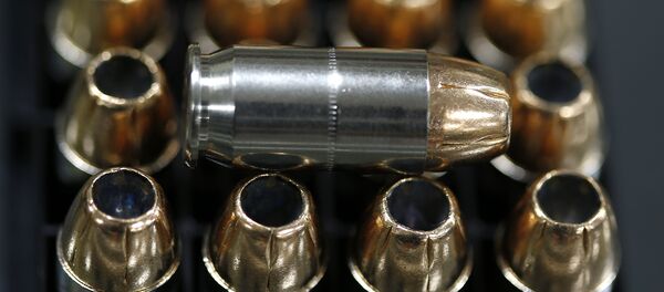 Коробка пистолетных патронов на прилавке. Архивное фото - Sputnik Кыргызстан