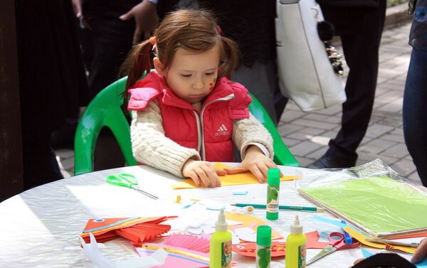 В рамках фестиваля прошла ярмарка образовательных услуг — демонстрация более 30 образовательных учреждений Бишкека, благотворительная продажа эксклюзивных изделий - Sputnik Кыргызстан