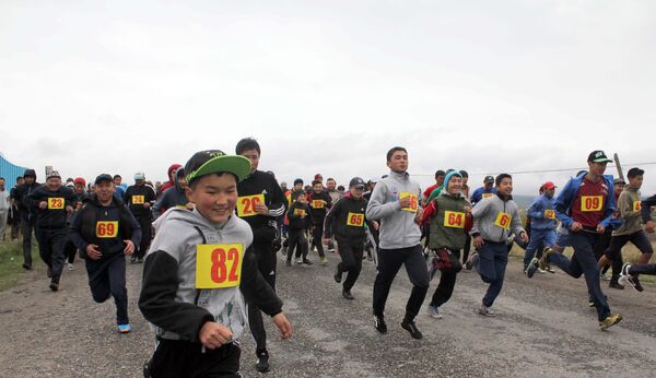 Участники марафонского забега в городе Каракол. - Sputnik Кыргызстан