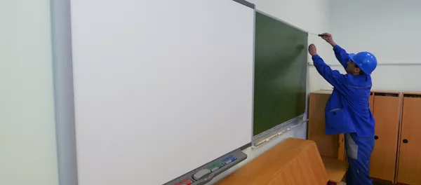 Подготовка школ к новому учебному году в Москве Подготовка школ к новому учебному году в Москве - Sputnik Кыргызстан