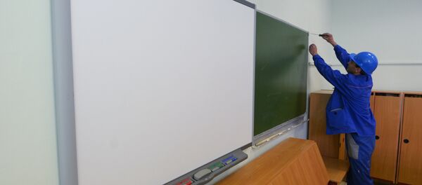 Рабочий во время подготовки школы к занятиям. Архивное фото - Sputnik Кыргызстан