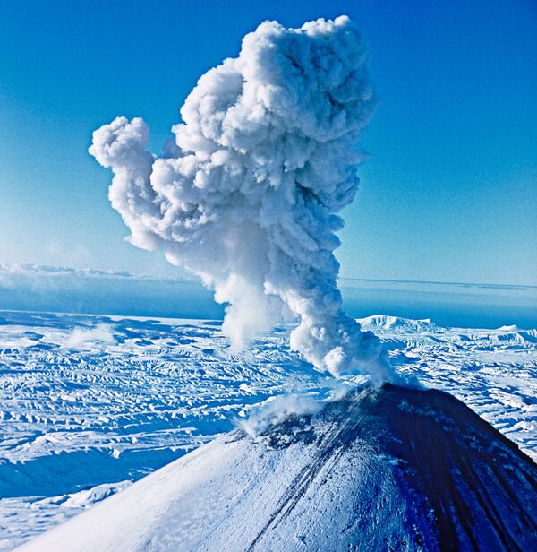 Выброс пепла вулканом Ключевская сопка на Камчатке. Архивное фото - Sputnik Кыргызстан