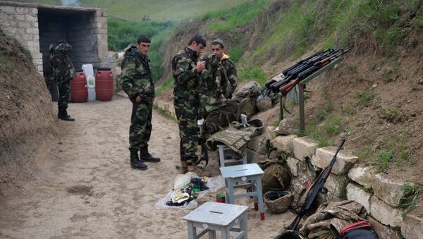 Военнослужащие армии обороны Нагорного Карабаха на первой линии обороны. - Sputnik Кыргызстан