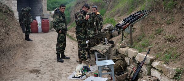 Военнослужащие армии обороны Нагорного Карабаха на первой линии обороны. Архивное фото Военнослужащие армии обороны Нагорного Карабаха на первой линии обороны. Архивное фото - Sputnik Кыргызстан
