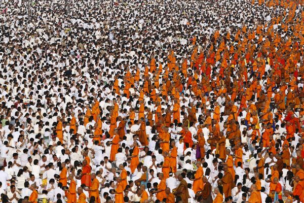 Собрание тысячи буддистских монахов возле храма Ват Пхра Дхаммакая в провинции Патхумтхани в Таиланде - Sputnik Кыргызстан