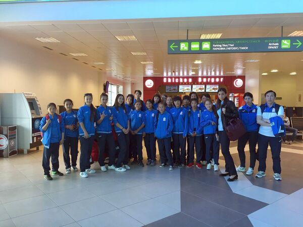 Женская юношеская сборная Кыргызстана по футболу (U-14) в аэропорту перед вылетом в Душанбе - Sputnik Кыргызстан
