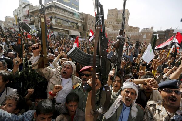 Вооруженные люди с автоматами в Сане, Йемен. Архивное фото - Sputnik Кыргызстан