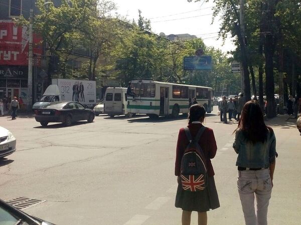 Троллейбус на пересечении улиц Токтогула и Советская, в котором произошло возгорание в салоне. - Sputnik Кыргызстан