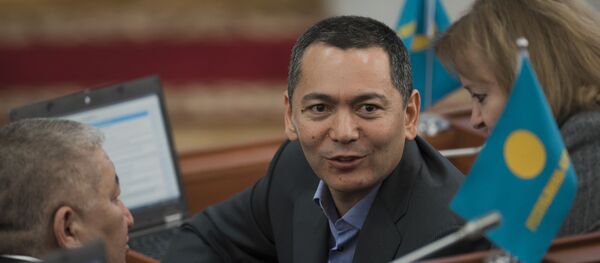 Республика — Ата-Журт фракциясынын лидери Өмүрбек Бабанов. Архив - Sputnik Кыргызстан