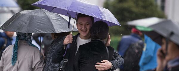 Пара под зонтиком во время дождливой погоды в Бишкеке. Архивное фото - Sputnik Кыргызстан