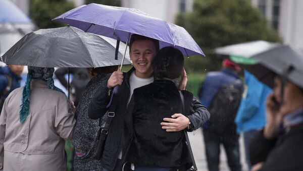 Пара под зонтиком во время дождливой погоды в Бишкеке. Архивное фото - Sputnik Кыргызстан
