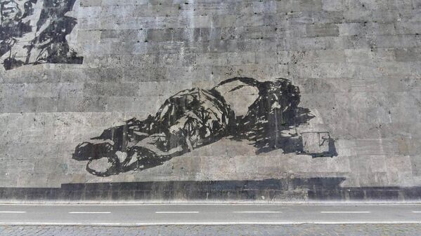 Стрит-арт выставка Триумфы и падения на стенах в Риме - Sputnik Кыргызстан