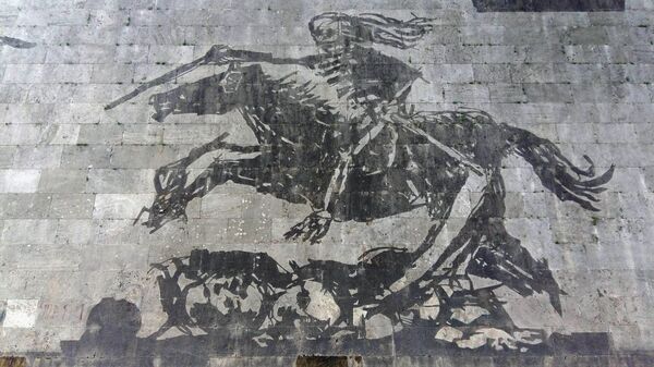 Стрит-арт выставка южноафриканского художника William Kentrige Триумфы и падения на стенах Рима - Sputnik Кыргызстан