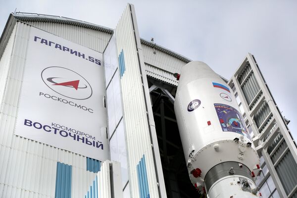 Установка ракеты Союз-2.1а с космическими аппаратами Ломоносов, Аист-2Д и SamSat-218 и наезд мобильной башни обслуживания на стартовый стол на космодроме Восточный. - Sputnik Кыргызстан