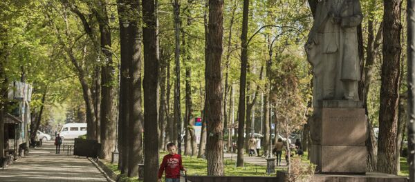 Акын Темиркул Үмөталиевдин Бишкек шаарындагы айкели. Архив - Sputnik Кыргызстан