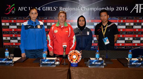 Тренер женской сборной КР Светлана Покачалова(крайняя слева) - Sputnik Кыргызстан