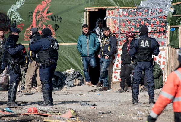 Сотрудники полиции Франции на поселении мигрантов. Архивное фото - Sputnik Кыргызстан