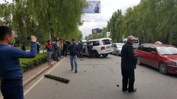 Автомобиль Lexus попавший в ДТП на проспекте Абдрахманова - Sputnik Кыргызстан