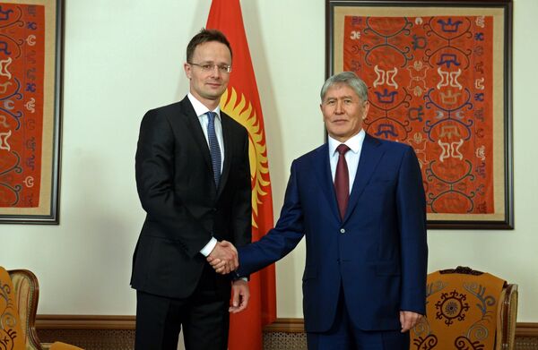 Президент Алмазбек Атамбаев во время встречи с министром внешнеэкономических связей и иностранных дел Венгрии Петером Сийярто - Sputnik Кыргызстан