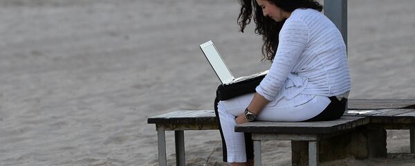 Ноутбукта иштеп жаткан кыз. Архив - Sputnik Кыргызстан