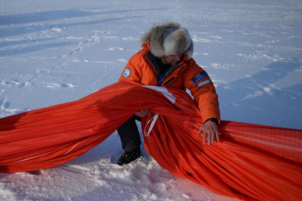 Знамя Победы развернуто на Северном полюсе - Sputnik Кыргызстан
