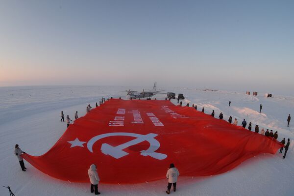 Знамя Победы развернуто на Северном полюсе - Sputnik Кыргызстан