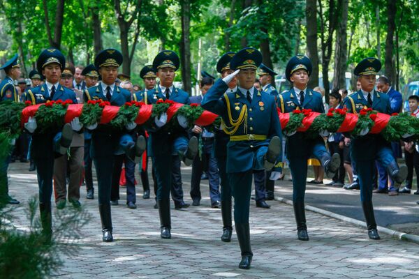 Солдаты Нацгвардии на митинге-реквиеме, посвященный 30-й годовщине аварии на Чернобыльской атомной электростанции в столичном парке имени Фучика - Sputnik Кыргызстан
