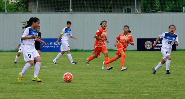 Женская юношеская сборная Кыргызстана и Таджикистана во время матча региональный чемпионат Азии. - Sputnik Кыргызстан