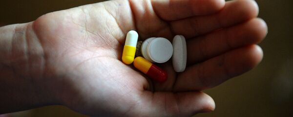 Таблетки в руке. Архивное фото - Sputnik Кыргызстан