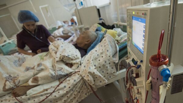 Мужчина во время гемодиализа в больнице Бишкека. Архивное фото - Sputnik Кыргызстан