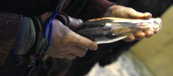 Айтек шише кармаган адам. Архив - Sputnik Кыргызстан