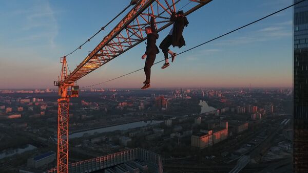 С риском для жизни: руферы забрались на стрелку башенного крана в Москве - Sputnik Кыргызстан