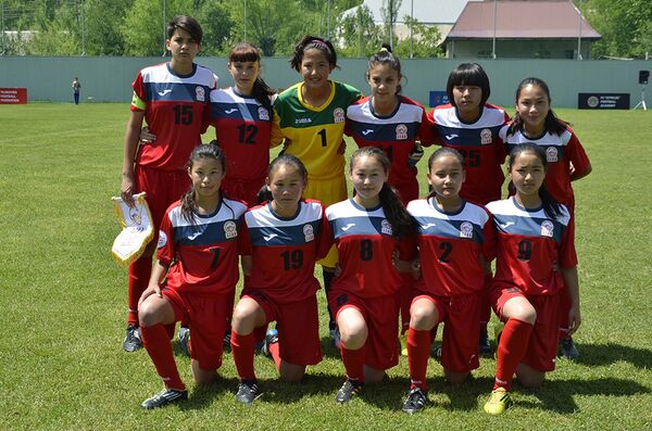 Юные футболистки Кыргызстана (сборная U-14). Архивное фото - Sputnik Кыргызстан