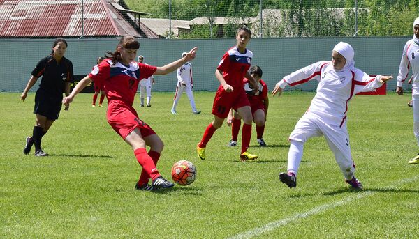 Юные футболистки Кыргызстана (сборная U-14) и Ирана во время матча в рамках регионального чемпионата Азии - Sputnik Кыргызстан